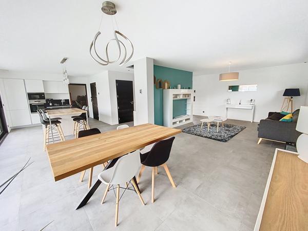 VILLA D'ARCHITECTE BÂTIE SUR 990 M² COUTICHES