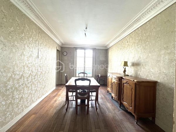 Malakoff – 3 pièces de 66 m² avec charme de l’ancien, moulures et fort potentiel

Découvrez cet appartement 4 pièces de 66 m², situé au 2ᵉ étage d’un immeuble en briques de 5 étages avec ascenseur, offrant le charme de l’ancien et un beau potentiel de personnalisation.

L’appartement se compose d’une entrée, d’une cuisine, d’un séjour agrémenté de belles moulures, de deux chambres avec moulures, d’un bureau, d’une salle d’eau et d’un WC.

Les éléments anciens, notamment les moulures présentes dans plusieurs pièces, apportent du caractère à l’ensemble.

Des travaux de rafraîchissement sont à prévoir, permettant aux futurs propriétaires de repenser les espaces et de créer un intérieur à leur image.

L’appartement bénéficie également d’un environnement sans vis-à-vis, avec un cours de tennis situé en face de l’immeuble.

Une cave d’environ 5 m² ainsi qu’un local à vélos complètent ce bien.

Un bien qui saura séduire les amateurs de charme de l’ancien à la recherche d’un appartement à personnaliser dans un environnement agréable à Malakoff.

Dans un quartier calme, à 5 min à pieds du métro ligne 13 Etienne Dolet.

Contactez Shérazade Belattar dès aujourd'hui pour plus d’informations ou pour organiser une visite !

VISITES POSSIBLES 7 JOURS / 7