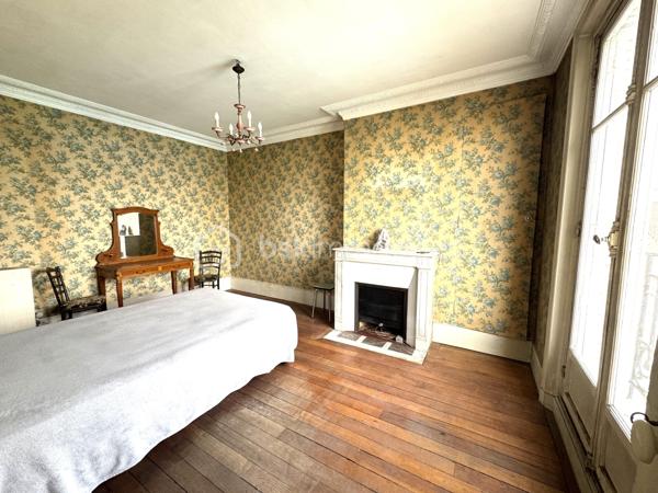 Malakoff – 3 pièces de 66 m² avec charme de l’ancien, moulures et fort potentiel

Découvrez cet appartement 4 pièces de 66 m², situé au 2ᵉ étage d’un immeuble en briques de 5 étages avec ascenseur, offrant le charme de l’ancien et un beau potentiel de personnalisation.

L’appartement se compose d’une entrée, d’une cuisine, d’un séjour agrémenté de belles moulures, de deux chambres avec moulures, d’un bureau, d’une salle d’eau et d’un WC.

Les éléments anciens, notamment les moulures présentes dans plusieurs pièces, apportent du caractère à l’ensemble.

Des travaux de rafraîchissement sont à prévoir, permettant aux futurs propriétaires de repenser les espaces et de créer un intérieur à leur image.

L’appartement bénéficie également d’un environnement sans vis-à-vis, avec un cours de tennis situé en face de l’immeuble.

Une cave d’environ 5 m² ainsi qu’un local à vélos complètent ce bien.

Un bien qui saura séduire les amateurs de charme de l’ancien à la recherche d’un appartement à personnaliser dans un environnement agréable à Malakoff.

Dans un quartier calme, à 5 min à pieds du métro ligne 13 Etienne Dolet.

Contactez Shérazade Belattar dès aujourd'hui pour plus d’informations ou pour organiser une visite !

VISITES POSSIBLES 7 JOURS / 7