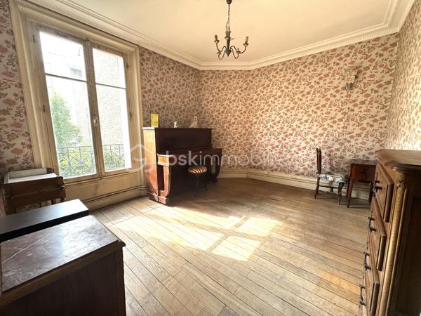 Malakoff – 3 pièces de 66 m² avec charme de l’ancien, moulures et fort potentiel

Découvrez cet appartement 4 pièces de 66 m², situé au 2ᵉ étage d’un immeuble en briques de 5 étages avec ascenseur, offrant le charme de l’ancien et un beau potentiel de personnalisation.

L’appartement se compose d’une entrée, d’une cuisine, d’un séjour agrémenté de belles moulures, de deux chambres avec moulures, d’un bureau, d’une salle d’eau et d’un WC.

Les éléments anciens, notamment les moulures présentes dans plusieurs pièces, apportent du caractère à l’ensemble.

Des travaux de rafraîchissement sont à prévoir, permettant aux futurs propriétaires de repenser les espaces et de créer un intérieur à leur image.

L’appartement bénéficie également d’un environnement sans vis-à-vis, avec un cours de tennis situé en face de l’immeuble.

Une cave d’environ 5 m² ainsi qu’un local à vélos complètent ce bien.

Un bien qui saura séduire les amateurs de charme de l’ancien à la recherche d’un appartement à personnaliser dans un environnement agréable à Malakoff.

Dans un quartier calme, à 5 min à pieds du métro ligne 13 Etienne Dolet.

Contactez Shérazade Belattar dès aujourd'hui pour plus d’informations ou pour organiser une visite !

VISITES POSSIBLES 7 JOURS / 7