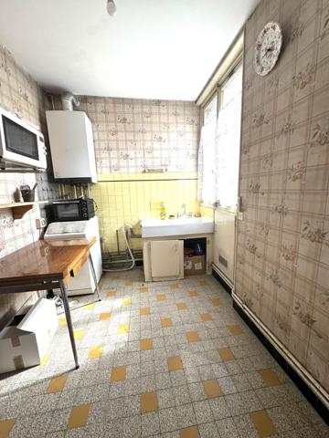 Malakoff – 3 pièces de 66 m² avec charme de l’ancien, moulures et fort potentiel

Découvrez cet appartement 4 pièces de 66 m², situé au 2ᵉ étage d’un immeuble en briques de 5 étages avec ascenseur, offrant le charme de l’ancien et un beau potentiel de personnalisation.

L’appartement se compose d’une entrée, d’une cuisine, d’un séjour agrémenté de belles moulures, de deux chambres avec moulures, d’un bureau, d’une salle d’eau et d’un WC.

Les éléments anciens, notamment les moulures présentes dans plusieurs pièces, apportent du caractère à l’ensemble.

Des travaux de rafraîchissement sont à prévoir, permettant aux futurs propriétaires de repenser les espaces et de créer un intérieur à leur image.

L’appartement bénéficie également d’un environnement sans vis-à-vis, avec un cours de tennis situé en face de l’immeuble.

Une cave d’environ 5 m² ainsi qu’un local à vélos complètent ce bien.

Un bien qui saura séduire les amateurs de charme de l’ancien à la recherche d’un appartement à personnaliser dans un environnement agréable à Malakoff.

Dans un quartier calme, à 5 min à pieds du métro ligne 13 Etienne Dolet.

Contactez Shérazade Belattar dès aujourd'hui pour plus d’informations ou pour organiser une visite !

VISITES POSSIBLES 7 JOURS / 7
