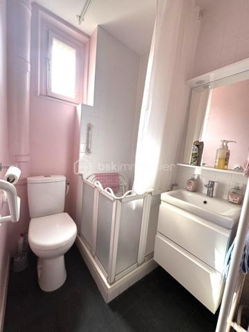 Malakoff – 3 pièces de 66 m² avec charme de l’ancien, moulures et fort potentiel

Découvrez cet appartement 4 pièces de 66 m², situé au 2ᵉ étage d’un immeuble en briques de 5 étages avec ascenseur, offrant le charme de l’ancien et un beau potentiel de personnalisation.

L’appartement se compose d’une entrée, d’une cuisine, d’un séjour agrémenté de belles moulures, de deux chambres avec moulures, d’un bureau, d’une salle d’eau et d’un WC.

Les éléments anciens, notamment les moulures présentes dans plusieurs pièces, apportent du caractère à l’ensemble.

Des travaux de rafraîchissement sont à prévoir, permettant aux futurs propriétaires de repenser les espaces et de créer un intérieur à leur image.

L’appartement bénéficie également d’un environnement sans vis-à-vis, avec un cours de tennis situé en face de l’immeuble.

Une cave d’environ 5 m² ainsi qu’un local à vélos complètent ce bien.

Un bien qui saura séduire les amateurs de charme de l’ancien à la recherche d’un appartement à personnaliser dans un environnement agréable à Malakoff.

Dans un quartier calme, à 5 min à pieds du métro ligne 13 Etienne Dolet.

Contactez Shérazade Belattar dès aujourd'hui pour plus d’informations ou pour organiser une visite !

VISITES POSSIBLES 7 JOURS / 7