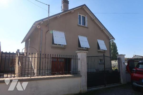 MAISON de 1956,  env. 100m2 hab., à rafraîchir, comprenant :
. en rez-de-sol : garage, chauffe...
