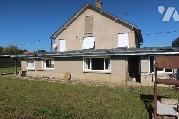 MAISON de 1956,  env. 100m2 hab., à rafraîchir, comprenant :
. en rez-de-sol : garage, chauffe...