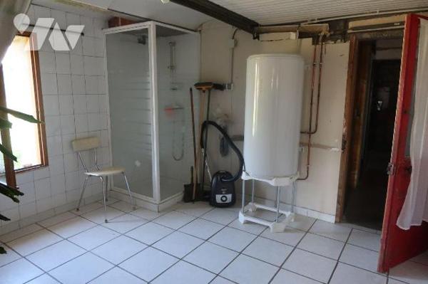 MAISON de 1956,  env. 100m2 hab., à rafraîchir, comprenant :
. en rez-de-sol : garage, chauffe...