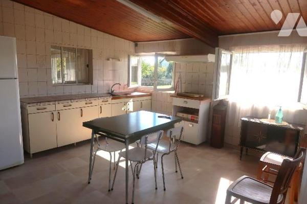 MAISON de 1956,  env. 100m2 hab., à rafraîchir, comprenant :
. en rez-de-sol : garage, chauffe...
