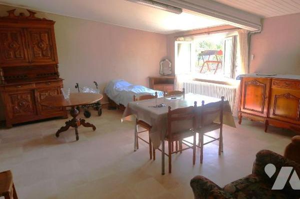 MAISON de 1956,  env. 100m2 hab., à rafraîchir, comprenant :
. en rez-de-sol : garage, chauffe...