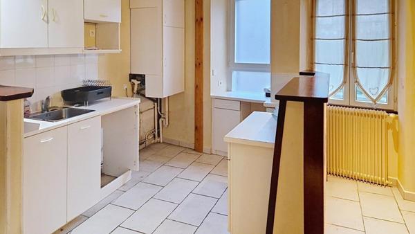 Maison en pierre au centre du village