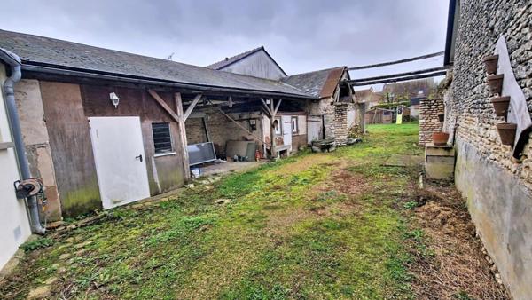 Maison en pierre au centre du village