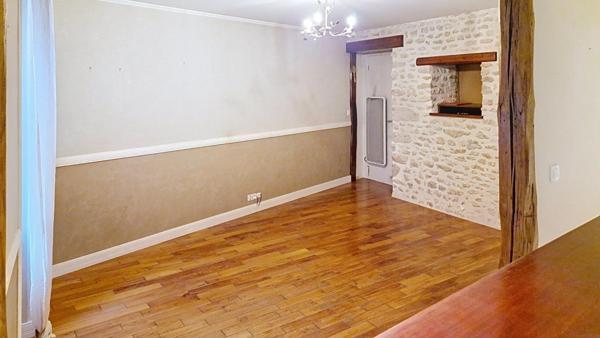 Maison en pierre au centre du village