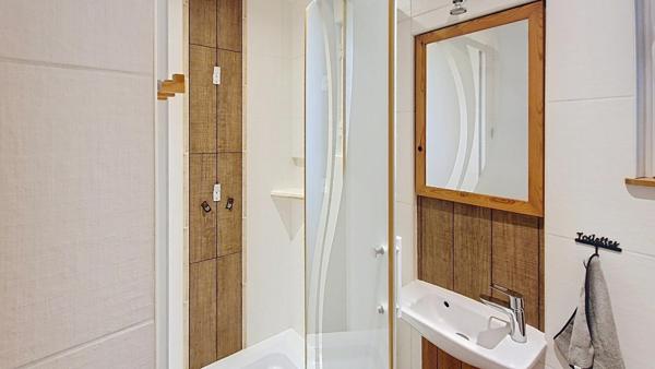 Maison en pierre au centre du village