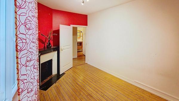 Maison en pierre au centre du village