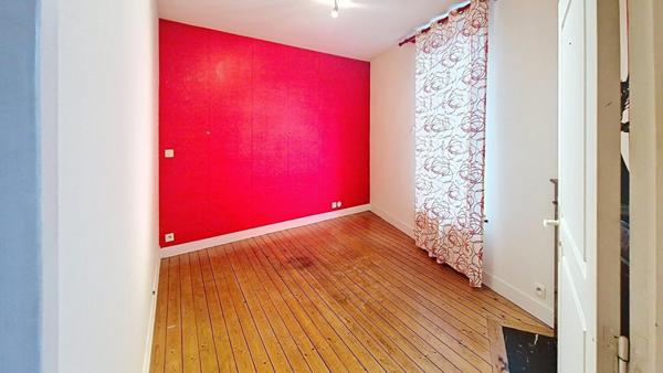 Maison en pierre au centre du village