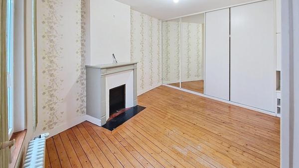 Maison en pierre au centre du village