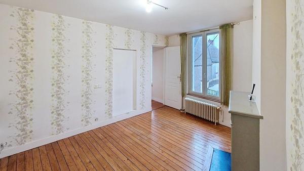 Maison en pierre au centre du village