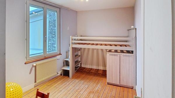 Maison en pierre au centre du village