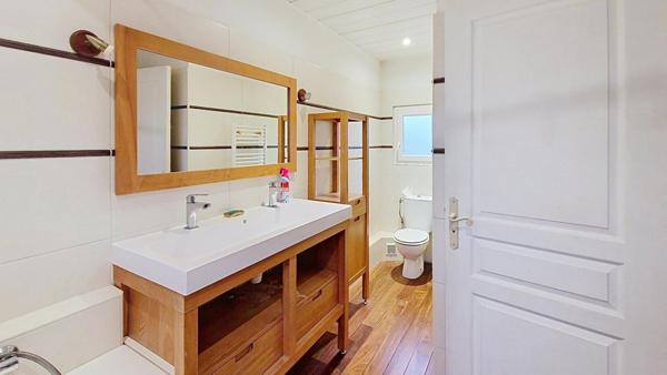 Maison en pierre au centre du village