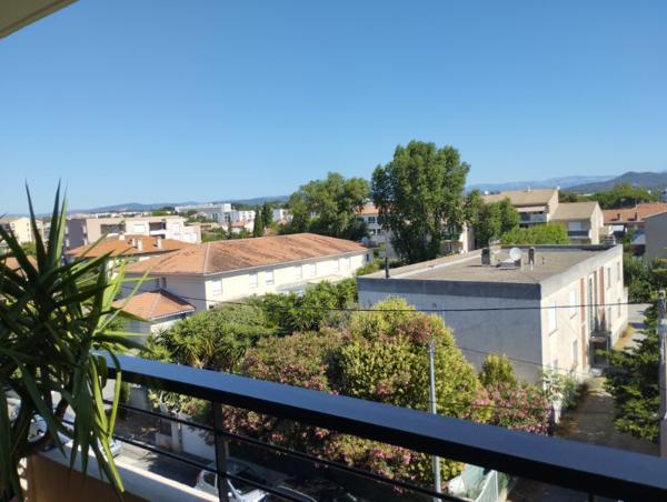 FREJUS UN F2 DERNIER ETAGE BOX Fréjus (83600)