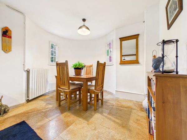 Belle maison de maître en pierre située dans un paysage vallonné en pleine campagne