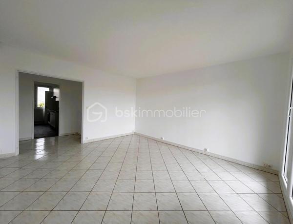 Fanny Delbegue – BSK Immobilier vous propose cet appartement entièrement rénové, idéalement situé à proximité des commerces, écoles et transports.
Au 2ᵉ étage avec ascenseur d’une résidence sécurisée et verdoyante, ce bien lumineux offre une atmosphère moderne et soignée. Le séjour s’ouvre sur un balcon filant avec une belle luminosité matinale, parfait pour profiter d’un extérieur au quotidien. La cuisine indépendante, fonctionnelle, est complétée par un cellier.
L’espace nuit se compose de deux chambres agréables, d’un dressing, d’une salle de bains et de WC séparés, avec une distribution pratique et équilibrée.
Entièrement rénové (isolation extérieure datant de 2023, sols, peintures et équipements), cet appartement est prêt à vivre, sans travaux à prévoir.
Une cave et une place de stationnement privative viennent compléter ce bien.
Un appartement confortable et clé en main, idéal pour y vivre ou investir sereinement.