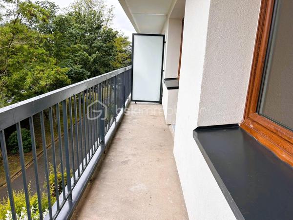 Fanny Delbegue – BSK Immobilier vous propose cet appartement entièrement rénové, idéalement situé à proximité des commerces, écoles et transports.
Au 2ᵉ étage avec ascenseur d’une résidence sécurisée et verdoyante, ce bien lumineux offre une atmosphère moderne et soignée. Le séjour s’ouvre sur un balcon filant avec une belle luminosité matinale, parfait pour profiter d’un extérieur au quotidien. La cuisine indépendante, fonctionnelle, est complétée par un cellier.
L’espace nuit se compose de deux chambres agréables, d’un dressing, d’une salle de bains et de WC séparés, avec une distribution pratique et équilibrée.
Entièrement rénové (isolation extérieure datant de 2023, sols, peintures et équipements), cet appartement est prêt à vivre, sans travaux à prévoir.
Une cave et une place de stationnement privative viennent compléter ce bien.
Un appartement confortable et clé en main, idéal pour y vivre ou investir sereinement.