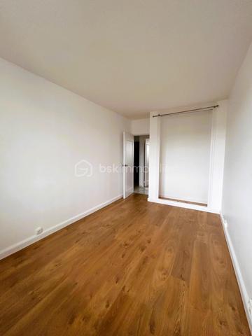 Fanny Delbegue – BSK Immobilier vous propose cet appartement entièrement rénové, idéalement situé à proximité des commerces, écoles et transports.
Au 2ᵉ étage avec ascenseur d’une résidence sécurisée et verdoyante, ce bien lumineux offre une atmosphère moderne et soignée. Le séjour s’ouvre sur un balcon filant avec une belle luminosité matinale, parfait pour profiter d’un extérieur au quotidien. La cuisine indépendante, fonctionnelle, est complétée par un cellier.
L’espace nuit se compose de deux chambres agréables, d’un dressing, d’une salle de bains et de WC séparés, avec une distribution pratique et équilibrée.
Entièrement rénové (isolation extérieure datant de 2023, sols, peintures et équipements), cet appartement est prêt à vivre, sans travaux à prévoir.
Une cave et une place de stationnement privative viennent compléter ce bien.
Un appartement confortable et clé en main, idéal pour y vivre ou investir sereinement.