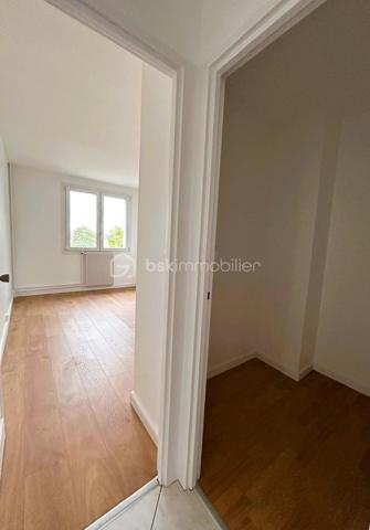 Fanny Delbegue – BSK Immobilier vous propose cet appartement entièrement rénové, idéalement situé à proximité des commerces, écoles et transports.
Au 2ᵉ étage avec ascenseur d’une résidence sécurisée et verdoyante, ce bien lumineux offre une atmosphère moderne et soignée. Le séjour s’ouvre sur un balcon filant avec une belle luminosité matinale, parfait pour profiter d’un extérieur au quotidien. La cuisine indépendante, fonctionnelle, est complétée par un cellier.
L’espace nuit se compose de deux chambres agréables, d’un dressing, d’une salle de bains et de WC séparés, avec une distribution pratique et équilibrée.
Entièrement rénové (isolation extérieure datant de 2023, sols, peintures et équipements), cet appartement est prêt à vivre, sans travaux à prévoir.
Une cave et une place de stationnement privative viennent compléter ce bien.
Un appartement confortable et clé en main, idéal pour y vivre ou investir sereinement.