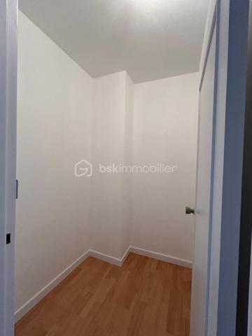 Fanny Delbegue – BSK Immobilier vous propose cet appartement entièrement rénové, idéalement situé à proximité des commerces, écoles et transports.
Au 2ᵉ étage avec ascenseur d’une résidence sécurisée et verdoyante, ce bien lumineux offre une atmosphère moderne et soignée. Le séjour s’ouvre sur un balcon filant avec une belle luminosité matinale, parfait pour profiter d’un extérieur au quotidien. La cuisine indépendante, fonctionnelle, est complétée par un cellier.
L’espace nuit se compose de deux chambres agréables, d’un dressing, d’une salle de bains et de WC séparés, avec une distribution pratique et équilibrée.
Entièrement rénové (isolation extérieure datant de 2023, sols, peintures et équipements), cet appartement est prêt à vivre, sans travaux à prévoir.
Une cave et une place de stationnement privative viennent compléter ce bien.
Un appartement confortable et clé en main, idéal pour y vivre ou investir sereinement.