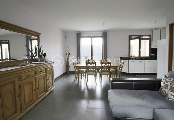 Découvrez cette maison contemporaine de 125 m² construite en 2013, offrant un cadre de vie agréable, fonctionnel et au calme.
Elle propose des espaces bien pensés pour accueillir confortablement toute la famille.
Elle se compose au nez de chaussé d'un séjour double traversant, avec de grandes baies vitrées donnant sur une terrasse. La cuisine aménagée et équipée est ouverte sur le séjour. L'espace nuit du rez-de-chaussée de chaussé se compose d'une grande chambre et d'une salle de bain PMR. 
Le 1er étage se compose de 3 chambres dont 1 avec balcon, d'une salle de bain et d'un WC séparé. Le tout est édifié sur un sous-sol total. 
Vous serez conquis par ses prestations de qualité et son agencement pensé pour un confort de vie au quotidien.

Pour organiser une visite, contactez votre mandataire Gaëlle Hamon.