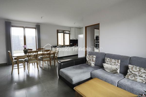 Découvrez cette maison contemporaine de 125 m² construite en 2013, offrant un cadre de vie agréable, fonctionnel et au calme.
Elle propose des espaces bien pensés pour accueillir confortablement toute la famille.
Elle se compose au nez de chaussé d'un séjour double traversant, avec de grandes baies vitrées donnant sur une terrasse. La cuisine aménagée et équipée est ouverte sur le séjour. L'espace nuit du rez-de-chaussée de chaussé se compose d'une grande chambre et d'une salle de bain PMR. 
Le 1er étage se compose de 3 chambres dont 1 avec balcon, d'une salle de bain et d'un WC séparé. Le tout est édifié sur un sous-sol total. 
Vous serez conquis par ses prestations de qualité et son agencement pensé pour un confort de vie au quotidien.

Pour organiser une visite, contactez votre mandataire Gaëlle Hamon.