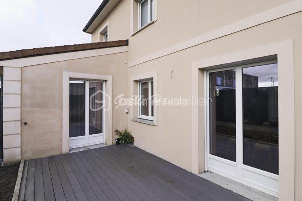 Découvrez cette maison contemporaine de 125 m² construite en 2013, offrant un cadre de vie agréable, fonctionnel et au calme.
Elle propose des espaces bien pensés pour accueillir confortablement toute la famille.
Elle se compose au nez de chaussé d'un séjour double traversant, avec de grandes baies vitrées donnant sur une terrasse. La cuisine aménagée et équipée est ouverte sur le séjour. L'espace nuit du rez-de-chaussée de chaussé se compose d'une grande chambre et d'une salle de bain PMR. 
Le 1er étage se compose de 3 chambres dont 1 avec balcon, d'une salle de bain et d'un WC séparé. Le tout est édifié sur un sous-sol total. 
Vous serez conquis par ses prestations de qualité et son agencement pensé pour un confort de vie au quotidien.

Pour organiser une visite, contactez votre mandataire Gaëlle Hamon.