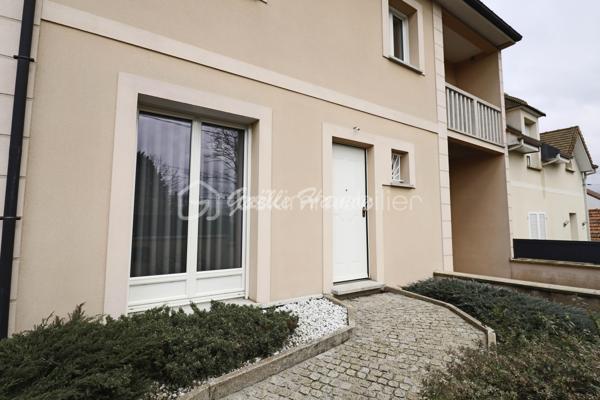 Découvrez cette maison contemporaine de 125 m² construite en 2013, offrant un cadre de vie agréable, fonctionnel et au calme.
Elle propose des espaces bien pensés pour accueillir confortablement toute la famille.
Elle se compose au nez de chaussé d'un séjour double traversant, avec de grandes baies vitrées donnant sur une terrasse. La cuisine aménagée et équipée est ouverte sur le séjour. L'espace nuit du rez-de-chaussée de chaussé se compose d'une grande chambre et d'une salle de bain PMR. 
Le 1er étage se compose de 3 chambres dont 1 avec balcon, d'une salle de bain et d'un WC séparé. Le tout est édifié sur un sous-sol total. 
Vous serez conquis par ses prestations de qualité et son agencement pensé pour un confort de vie au quotidien.

Pour organiser une visite, contactez votre mandataire Gaëlle Hamon.