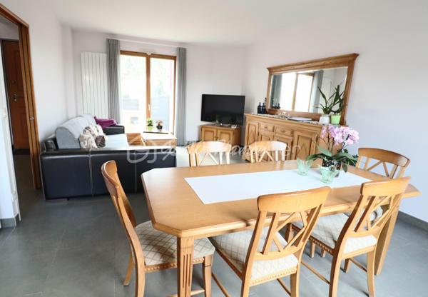 Découvrez cette maison contemporaine de 125 m² construite en 2013, offrant un cadre de vie agréable, fonctionnel et au calme.
Elle propose des espaces bien pensés pour accueillir confortablement toute la famille.
Elle se compose au nez de chaussé d'un séjour double traversant, avec de grandes baies vitrées donnant sur une terrasse. La cuisine aménagée et équipée est ouverte sur le séjour. L'espace nuit du rez-de-chaussée de chaussé se compose d'une grande chambre et d'une salle de bain PMR. 
Le 1er étage se compose de 3 chambres dont 1 avec balcon, d'une salle de bain et d'un WC séparé. Le tout est édifié sur un sous-sol total. 
Vous serez conquis par ses prestations de qualité et son agencement pensé pour un confort de vie au quotidien.

Pour organiser une visite, contactez votre mandataire Gaëlle Hamon.