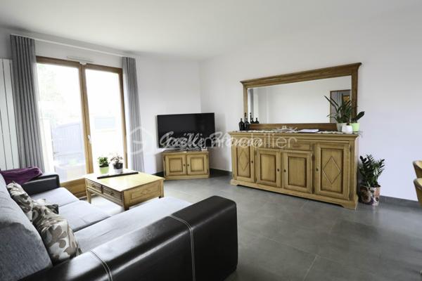 Découvrez cette maison contemporaine de 125 m² construite en 2013, offrant un cadre de vie agréable, fonctionnel et au calme.
Elle propose des espaces bien pensés pour accueillir confortablement toute la famille.
Elle se compose au nez de chaussé d'un séjour double traversant, avec de grandes baies vitrées donnant sur une terrasse. La cuisine aménagée et équipée est ouverte sur le séjour. L'espace nuit du rez-de-chaussée de chaussé se compose d'une grande chambre et d'une salle de bain PMR. 
Le 1er étage se compose de 3 chambres dont 1 avec balcon, d'une salle de bain et d'un WC séparé. Le tout est édifié sur un sous-sol total. 
Vous serez conquis par ses prestations de qualité et son agencement pensé pour un confort de vie au quotidien.

Pour organiser une visite, contactez votre mandataire Gaëlle Hamon.