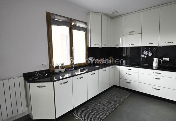 Découvrez cette maison contemporaine de 125 m² construite en 2013, offrant un cadre de vie agréable, fonctionnel et au calme.
Elle propose des espaces bien pensés pour accueillir confortablement toute la famille.
Elle se compose au nez de chaussé d'un séjour double traversant, avec de grandes baies vitrées donnant sur une terrasse. La cuisine aménagée et équipée est ouverte sur le séjour. L'espace nuit du rez-de-chaussée de chaussé se compose d'une grande chambre et d'une salle de bain PMR. 
Le 1er étage se compose de 3 chambres dont 1 avec balcon, d'une salle de bain et d'un WC séparé. Le tout est édifié sur un sous-sol total. 
Vous serez conquis par ses prestations de qualité et son agencement pensé pour un confort de vie au quotidien.

Pour organiser une visite, contactez votre mandataire Gaëlle Hamon.