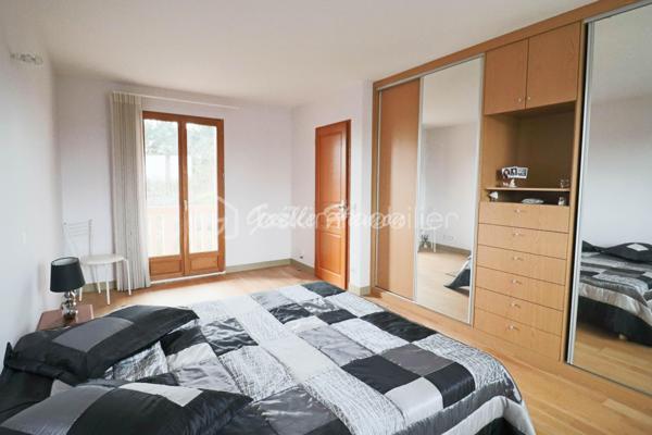 Découvrez cette maison contemporaine de 125 m² construite en 2013, offrant un cadre de vie agréable, fonctionnel et au calme.
Elle propose des espaces bien pensés pour accueillir confortablement toute la famille.
Elle se compose au nez de chaussé d'un séjour double traversant, avec de grandes baies vitrées donnant sur une terrasse. La cuisine aménagée et équipée est ouverte sur le séjour. L'espace nuit du rez-de-chaussée de chaussé se compose d'une grande chambre et d'une salle de bain PMR. 
Le 1er étage se compose de 3 chambres dont 1 avec balcon, d'une salle de bain et d'un WC séparé. Le tout est édifié sur un sous-sol total. 
Vous serez conquis par ses prestations de qualité et son agencement pensé pour un confort de vie au quotidien.

Pour organiser une visite, contactez votre mandataire Gaëlle Hamon.