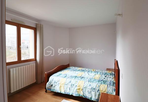 Découvrez cette maison contemporaine de 125 m² construite en 2013, offrant un cadre de vie agréable, fonctionnel et au calme.
Elle propose des espaces bien pensés pour accueillir confortablement toute la famille.
Elle se compose au nez de chaussé d'un séjour double traversant, avec de grandes baies vitrées donnant sur une terrasse. La cuisine aménagée et équipée est ouverte sur le séjour. L'espace nuit du rez-de-chaussée de chaussé se compose d'une grande chambre et d'une salle de bain PMR. 
Le 1er étage se compose de 3 chambres dont 1 avec balcon, d'une salle de bain et d'un WC séparé. Le tout est édifié sur un sous-sol total. 
Vous serez conquis par ses prestations de qualité et son agencement pensé pour un confort de vie au quotidien.

Pour organiser une visite, contactez votre mandataire Gaëlle Hamon.