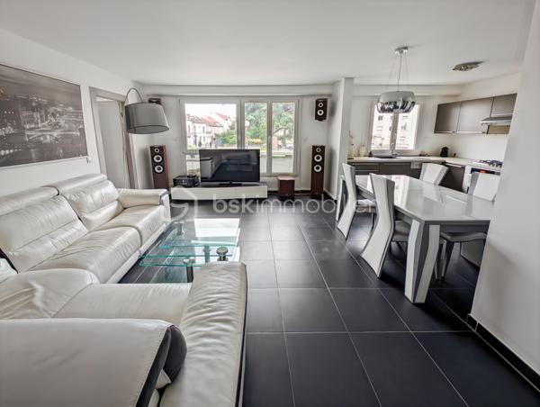OPPORTUNITE!
Spacieux appartement familial de 4 pièces (87m2) en centre ville de Saint-Gratien, résidence Le Forum, à 10 minutes à pieds de la gare (700m du RER C) et avec tous les commerces aux pieds de la résidence.
Appartement situé en limite d'Enghien les Bains et à 5 minutes à pieds du Parc du Petit Lac d'Enghien.

Cet appartement se compose comme suit: une entrée avec rangements sur mesure, une spacieuse pièce de vie de plus de 30m2, avec séjour, salle à manger et cuisine ouverte, 3 chambres spacieuses dont une de 14m2, une salle de bain avec espace buanderie de plus de 6m2, un cellier / débarras très pratique et WC séparés.

Charges 270€ / mois comprenant l'eau froide et le chauffage (au sol) 
Une cave et une place de parking en sous-sol complètent ce bien. 

POINTS FORTS: 
Secteur avec toutes les commodités, écoles, commerces et gare
Appartement en très bon état, posez vos valises!
Aucune anomalies, électricité, amiante...

Attention appartement en rez-de-chaussée mais toutefois pas adapté aux PMR car il y a quelques marches pour accéder à l'appartement.