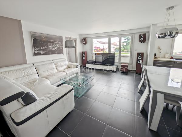 OPPORTUNITE!
Spacieux appartement familial de 4 pièces (87m2) en centre ville de Saint-Gratien, résidence Le Forum, à 10 minutes à pieds de la gare (700m du RER C) et avec tous les commerces aux pieds de la résidence.
Appartement situé en limite d'Enghien les Bains et à 5 minutes à pieds du Parc du Petit Lac d'Enghien.

Cet appartement se compose comme suit: une entrée avec rangements sur mesure, une spacieuse pièce de vie de plus de 30m2, avec séjour, salle à manger et cuisine ouverte, 3 chambres spacieuses dont une de 14m2, une salle de bain avec espace buanderie de plus de 6m2, un cellier / débarras très pratique et WC séparés.

Charges 270€ / mois comprenant l'eau froide et le chauffage (au sol) 
Une cave et une place de parking en sous-sol complètent ce bien. 

POINTS FORTS: 
Secteur avec toutes les commodités, écoles, commerces et gare
Appartement en très bon état, posez vos valises!
Aucune anomalies, électricité, amiante...

Attention appartement en rez-de-chaussée mais toutefois pas adapté aux PMR car il y a quelques marches pour accéder à l'appartement.