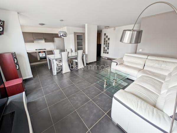 OPPORTUNITE!
Spacieux appartement familial de 4 pièces (87m2) en centre ville de Saint-Gratien, résidence Le Forum, à 10 minutes à pieds de la gare (700m du RER C) et avec tous les commerces aux pieds de la résidence.
Appartement situé en limite d'Enghien les Bains et à 5 minutes à pieds du Parc du Petit Lac d'Enghien.

Cet appartement se compose comme suit: une entrée avec rangements sur mesure, une spacieuse pièce de vie de plus de 30m2, avec séjour, salle à manger et cuisine ouverte, 3 chambres spacieuses dont une de 14m2, une salle de bain avec espace buanderie de plus de 6m2, un cellier / débarras très pratique et WC séparés.

Charges 270€ / mois comprenant l'eau froide et le chauffage (au sol) 
Une cave et une place de parking en sous-sol complètent ce bien. 

POINTS FORTS: 
Secteur avec toutes les commodités, écoles, commerces et gare
Appartement en très bon état, posez vos valises!
Aucune anomalies, électricité, amiante...

Attention appartement en rez-de-chaussée mais toutefois pas adapté aux PMR car il y a quelques marches pour accéder à l'appartement.