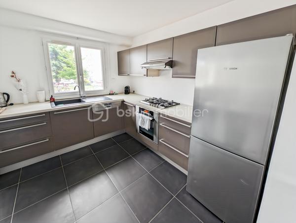 OPPORTUNITE!
Spacieux appartement familial de 4 pièces (87m2) en centre ville de Saint-Gratien, résidence Le Forum, à 10 minutes à pieds de la gare (700m du RER C) et avec tous les commerces aux pieds de la résidence.
Appartement situé en limite d'Enghien les Bains et à 5 minutes à pieds du Parc du Petit Lac d'Enghien.

Cet appartement se compose comme suit: une entrée avec rangements sur mesure, une spacieuse pièce de vie de plus de 30m2, avec séjour, salle à manger et cuisine ouverte, 3 chambres spacieuses dont une de 14m2, une salle de bain avec espace buanderie de plus de 6m2, un cellier / débarras très pratique et WC séparés.

Charges 270€ / mois comprenant l'eau froide et le chauffage (au sol) 
Une cave et une place de parking en sous-sol complètent ce bien. 

POINTS FORTS: 
Secteur avec toutes les commodités, écoles, commerces et gare
Appartement en très bon état, posez vos valises!
Aucune anomalies, électricité, amiante...

Attention appartement en rez-de-chaussée mais toutefois pas adapté aux PMR car il y a quelques marches pour accéder à l'appartement.