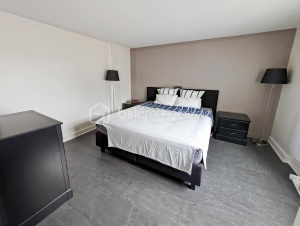 OPPORTUNITE!
Spacieux appartement familial de 4 pièces (87m2) en centre ville de Saint-Gratien, résidence Le Forum, à 10 minutes à pieds de la gare (700m du RER C) et avec tous les commerces aux pieds de la résidence.
Appartement situé en limite d'Enghien les Bains et à 5 minutes à pieds du Parc du Petit Lac d'Enghien.

Cet appartement se compose comme suit: une entrée avec rangements sur mesure, une spacieuse pièce de vie de plus de 30m2, avec séjour, salle à manger et cuisine ouverte, 3 chambres spacieuses dont une de 14m2, une salle de bain avec espace buanderie de plus de 6m2, un cellier / débarras très pratique et WC séparés.

Charges 270€ / mois comprenant l'eau froide et le chauffage (au sol) 
Une cave et une place de parking en sous-sol complètent ce bien. 

POINTS FORTS: 
Secteur avec toutes les commodités, écoles, commerces et gare
Appartement en très bon état, posez vos valises!
Aucune anomalies, électricité, amiante...

Attention appartement en rez-de-chaussée mais toutefois pas adapté aux PMR car il y a quelques marches pour accéder à l'appartement.