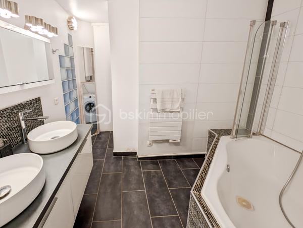 OPPORTUNITE!
Spacieux appartement familial de 4 pièces (87m2) en centre ville de Saint-Gratien, résidence Le Forum, à 10 minutes à pieds de la gare (700m du RER C) et avec tous les commerces aux pieds de la résidence.
Appartement situé en limite d'Enghien les Bains et à 5 minutes à pieds du Parc du Petit Lac d'Enghien.

Cet appartement se compose comme suit: une entrée avec rangements sur mesure, une spacieuse pièce de vie de plus de 30m2, avec séjour, salle à manger et cuisine ouverte, 3 chambres spacieuses dont une de 14m2, une salle de bain avec espace buanderie de plus de 6m2, un cellier / débarras très pratique et WC séparés.

Charges 270€ / mois comprenant l'eau froide et le chauffage (au sol) 
Une cave et une place de parking en sous-sol complètent ce bien. 

POINTS FORTS: 
Secteur avec toutes les commodités, écoles, commerces et gare
Appartement en très bon état, posez vos valises!
Aucune anomalies, électricité, amiante...

Attention appartement en rez-de-chaussée mais toutefois pas adapté aux PMR car il y a quelques marches pour accéder à l'appartement.