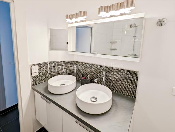 OPPORTUNITE!
Spacieux appartement familial de 4 pièces (87m2) en centre ville de Saint-Gratien, résidence Le Forum, à 10 minutes à pieds de la gare (700m du RER C) et avec tous les commerces aux pieds de la résidence.
Appartement situé en limite d'Enghien les Bains et à 5 minutes à pieds du Parc du Petit Lac d'Enghien.

Cet appartement se compose comme suit: une entrée avec rangements sur mesure, une spacieuse pièce de vie de plus de 30m2, avec séjour, salle à manger et cuisine ouverte, 3 chambres spacieuses dont une de 14m2, une salle de bain avec espace buanderie de plus de 6m2, un cellier / débarras très pratique et WC séparés.

Charges 270€ / mois comprenant l'eau froide et le chauffage (au sol) 
Une cave et une place de parking en sous-sol complètent ce bien. 

POINTS FORTS: 
Secteur avec toutes les commodités, écoles, commerces et gare
Appartement en très bon état, posez vos valises!
Aucune anomalies, électricité, amiante...

Attention appartement en rez-de-chaussée mais toutefois pas adapté aux PMR car il y a quelques marches pour accéder à l'appartement.