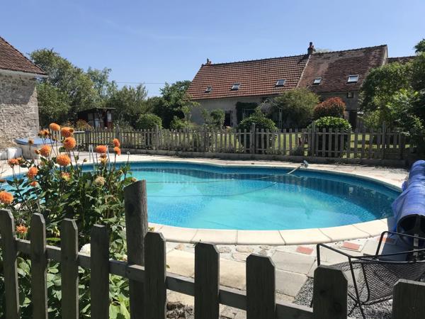 Ferme du début du 20ème siècle, nombreuses dépendances, maison à rénover, piscine