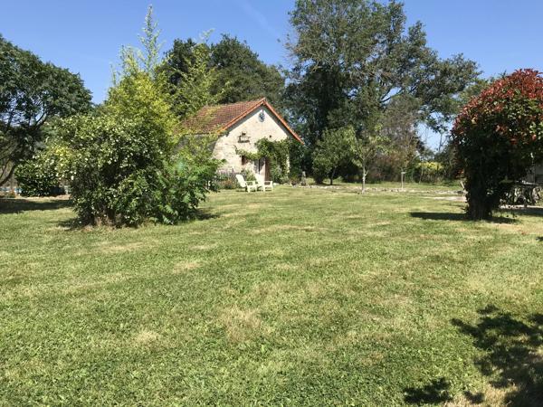 Ferme du début du 20ème siècle, nombreuses dépendances, maison à rénover, piscine