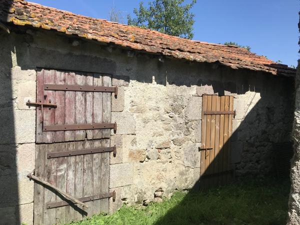 Ferme du début du 20ème siècle, nombreuses dépendances, maison à rénover, piscine