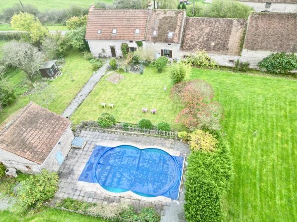 Ferme du début du 20ème siècle, nombreuses dépendances, maison à rénover, piscine