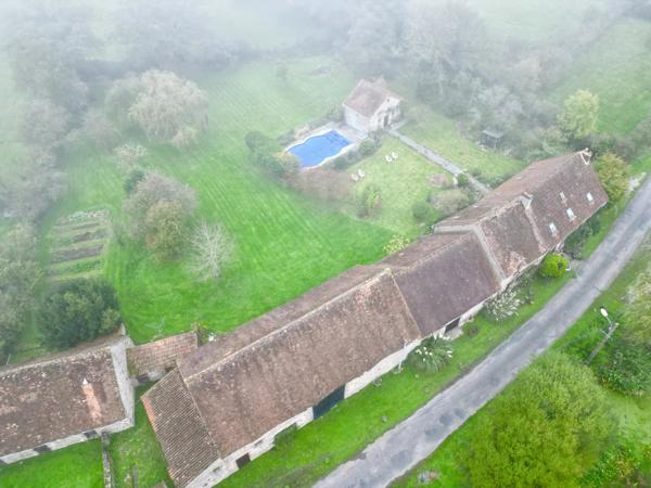 Ferme du début du 20ème siècle, nombreuses dépendances, maison à rénover, piscine