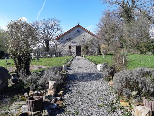 Ferme du début du 20ème siècle, nombreuses dépendances, maison à rénover, piscine